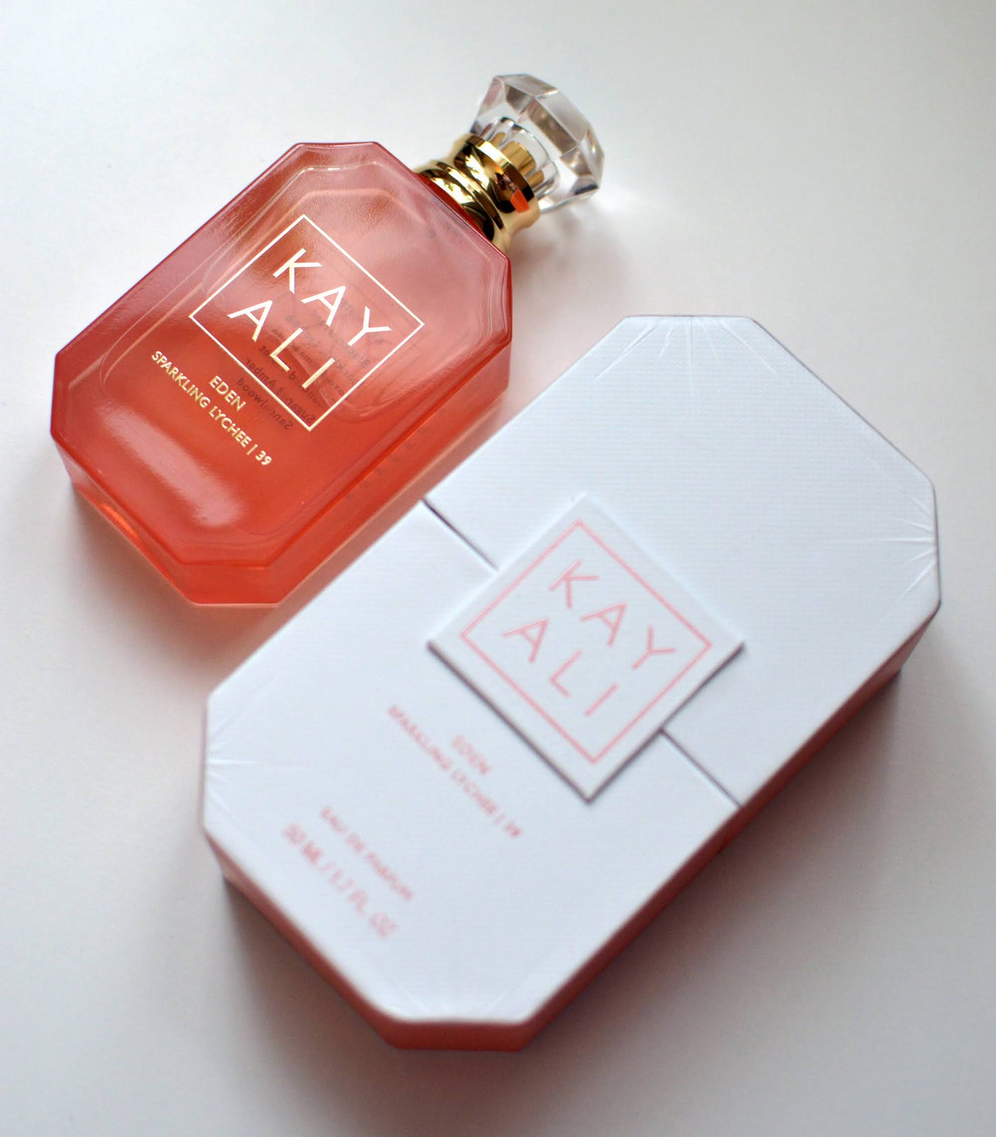 Kayali Eden Sparkling Lychee 39 100 ML parfum et emballage sur fond blanc.