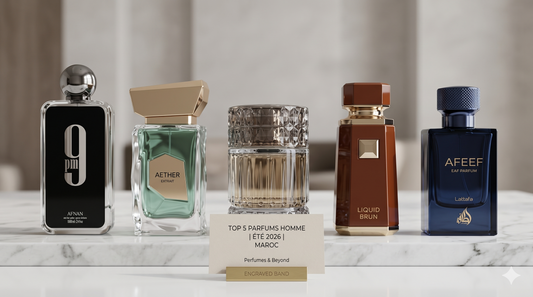 Sélection des 5 meilleurs parfums homme pour l'été 2026 au Maroc, incluant 9pm Afnan, Aether French Avenue et Liquid Brun, présentés sur marbre chez Perfumes & Beyond.