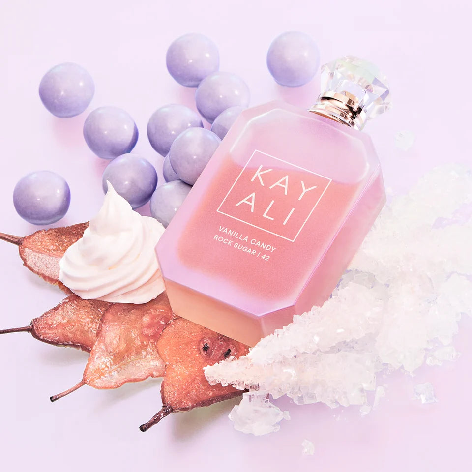Kayali Vanilla Candy Rock Sugar 42 100 ML parfum floral fruité gourmand, bouteille rose avec bonbons et sucre drock.