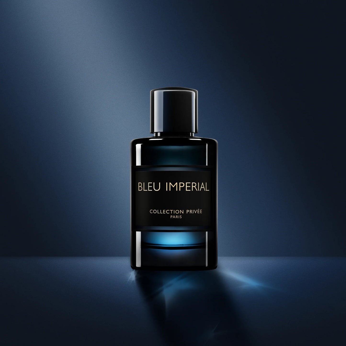 Bleu Impérial Geparlys Parfums 100 ML dans un flacon élégant en noir et bleu sur fond sombre.