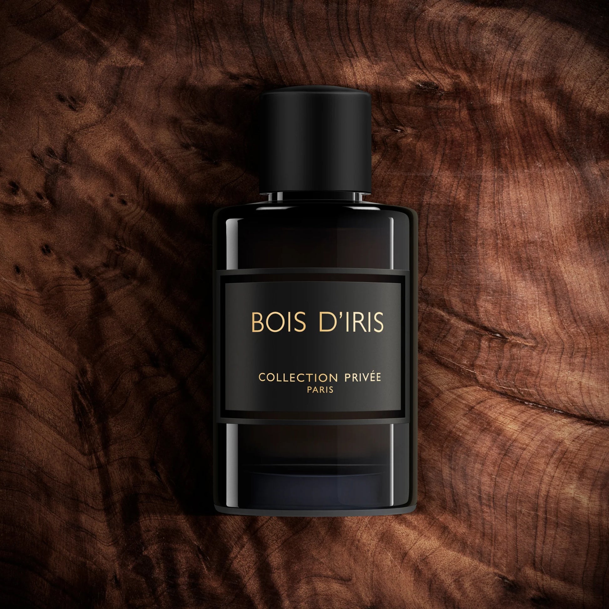 Flacon de parfum Bois d’Iris Geparlys Parfums sur fond en bois homme femme maroc